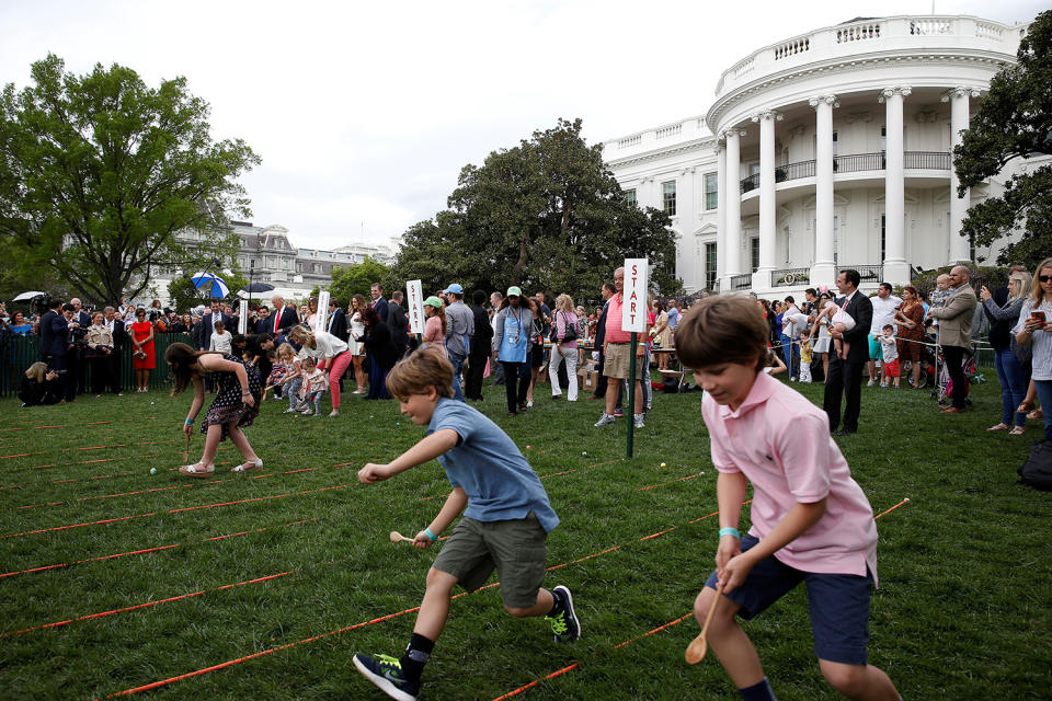 <p>La celebración anual, conocida como “Easter Egg Roll”, gira en torno a los niños, encargados de buscar huevos de colores entre los arbustos del jardín para luego empujarlos hasta la línea de meta con la única ayuda de una cuchara de madera. (Photoa: Joshua Roberts/Reuters) </p>