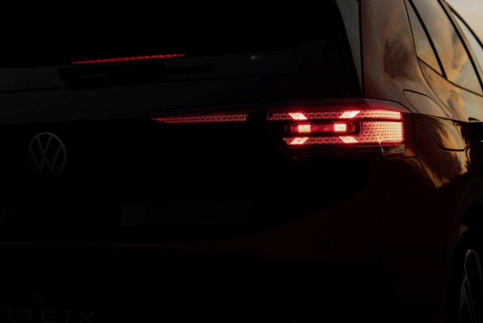 尾燈也有著特別的妝點，強調GTX車型的特殊之處。