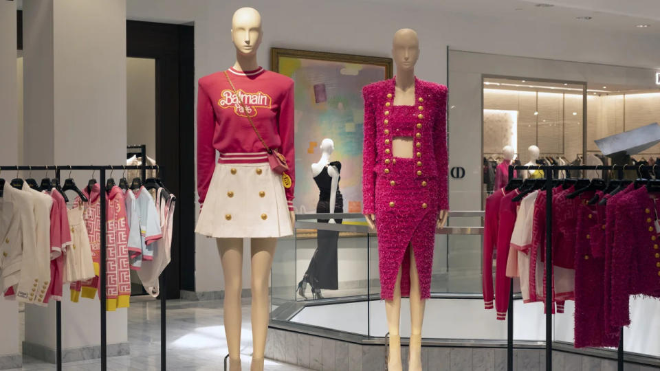 La colección Balmain x Barbie se exhibe en Neiman Marcus en Beverly Hills, California, el miércoles 19 de julio de 2023. (Richard Vogel/AP)