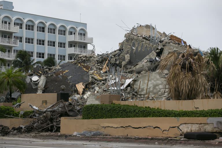 Escombros y restos de la torre Champlain sur, el martes 6 de julio de 2021 en Surfside, Florida, Estados Unidos. (Carl Juste/Miami Herald via AP)