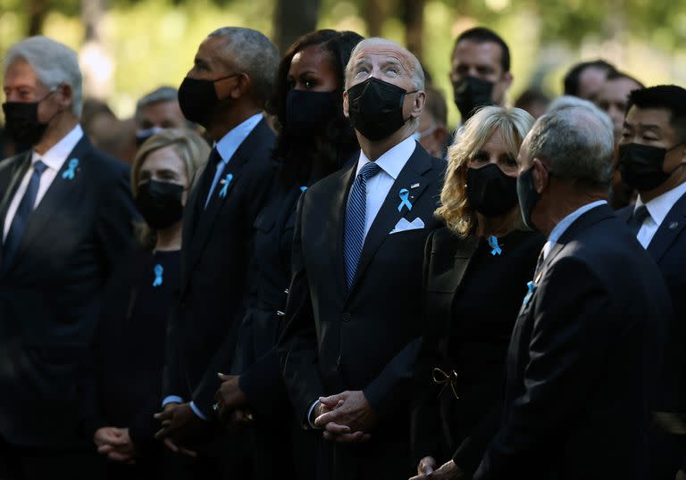 Joe Biden y la primera dama, Jill Biden, junto al expresidente Bill Clinton, la exprimera dama y exsecretaria de Estado Hillary Clinton, el expresidente Barack Obama y su mujer, Michelle Obama, en el acto por los 20 años del 11-S en Nueva York== FOR NEWSPAPERS, INTERNET, TELCOS & TELEVISION USE ONLY ==