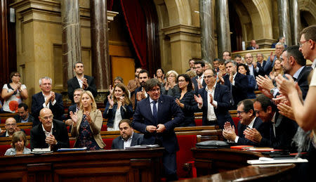 Catalonia's President Carles Puigdemont is applauded after a confidence vote session at Catalan Parliament in Barcelona, Spain September 29, 2016. REUTERS/Albert Gea