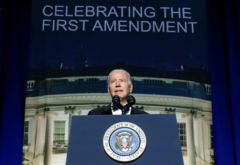 El presidente de los Estados Unidos, Joe Biden, habla durante la cena de la Asociación de Corresponsales de la Casa Blanca en el Washington Hilton en Washington, DC, el 29 de abril de 2023