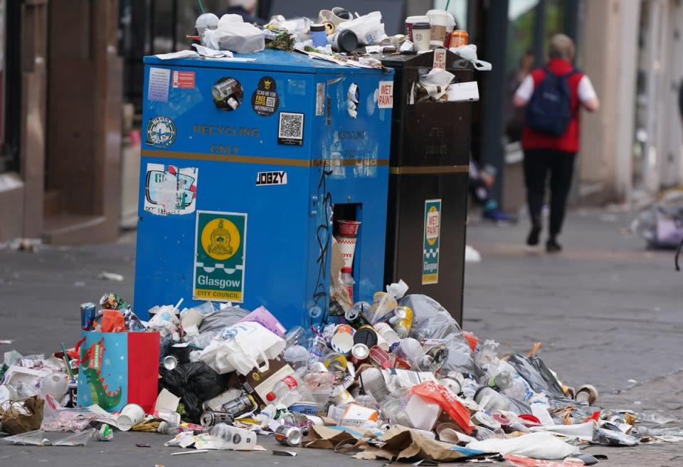 Des montagnes de déchets se sont accumulées dans les centres-villes (Andrew Milligan/PA) (PA Wire)