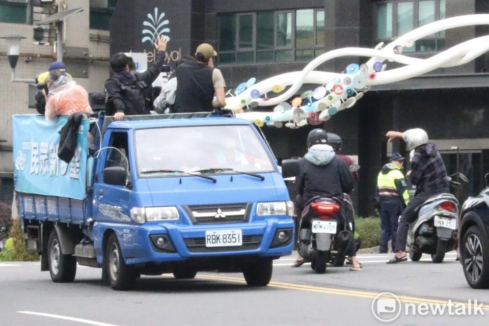 無黨籍台北市長候選人黃珊珊在民眾黨主席柯文哲陪同下掃街，遭遇騎車民眾比倒讚。   圖：周煊惠 / 攝