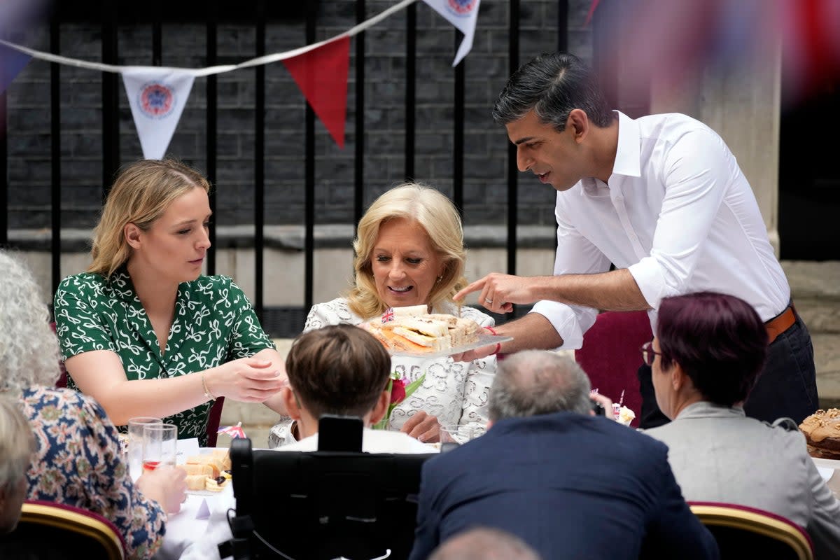 Prime Minister Rishi Sunak passes plate of sandwiches to First Lady Jill Biden’s granddaughter, Finnegan Biden (Getty Images)