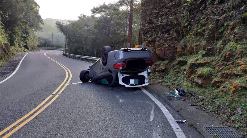 肇事車輛翻覆在馬路上。（圖／翻攝畫面）