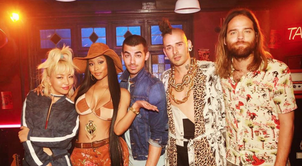 Nicki Minaj Turns Up The Sex Appeal In Dnce S Kissing Strangers Video