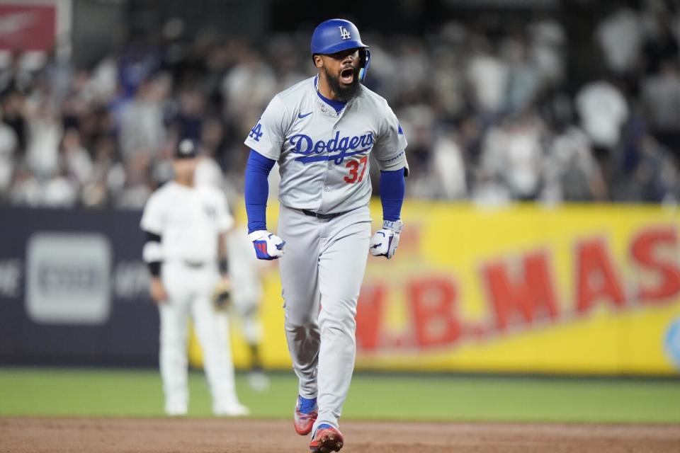 Teoscar Hernández celebra luego de conectar un grand slam contra los Yankees en la octava entrada el sábado.