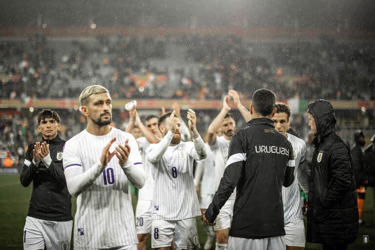 El saludo de los jugadores uruguayos tras perder 2-1 con Costa de Marfil en Lens, Francia