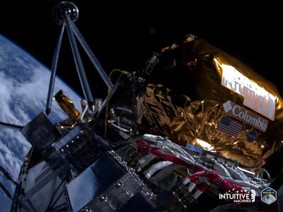 Το διαστημόπλοιο αποστολής IM-1 επιπλέει στο διάστημα με τη Γη στο βάθος.