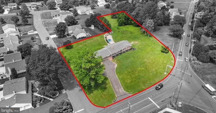 An aerial view of Curtis Smith's property at 596 Langhorne-Yardley Road in Middletown, prior to him moving in. The position of the house gives a tactical advantage to anyone seeking to deter police from approaching the property, police said.