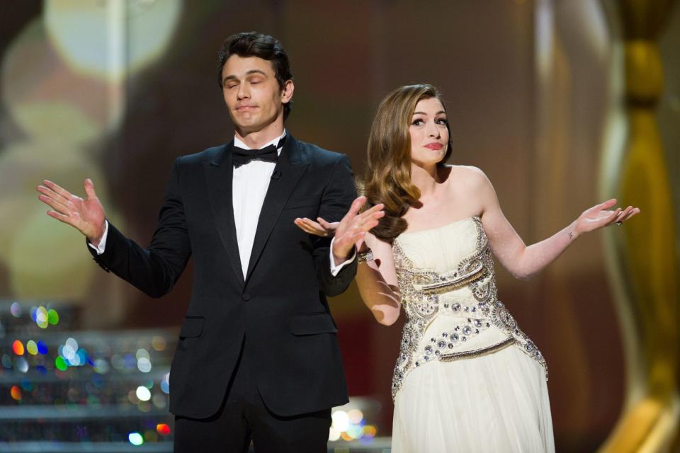 Die Oscarverleihung 2011 war so langweilig, dass es fast ein Skandal war. Nur einer schien viel Spaß zu haben: James Franco, der die dröge Veranstaltung mit Anne Hathaway moderierte. "Viele vermuteten danach, dass ich was genommen hätte", erinnerte sich Franco und dementierte: Neben der energiegeladenen Anne Hathaway würde jeder bekifft wirken. (Bild: A.M.P.A.S.)