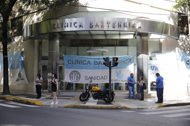 La bandera frente a la clínica del paro