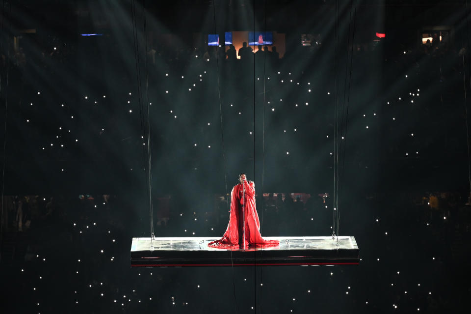 Rihanna embarazada en el Super Bowl encendió las alarmas y fue criticada por ponerse en riesgo subiéndose a las plataformas del show.  (Photo by Anthony Behar/PA Images via Getty Images)