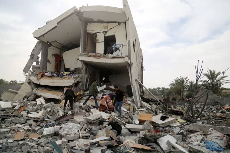 People inspect the damage and retrieve items from their homes after Israeli airstrikes.  -/APA Image via ZUMA Press Wire/dpa