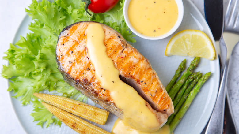 salmon with hollandaise sauce