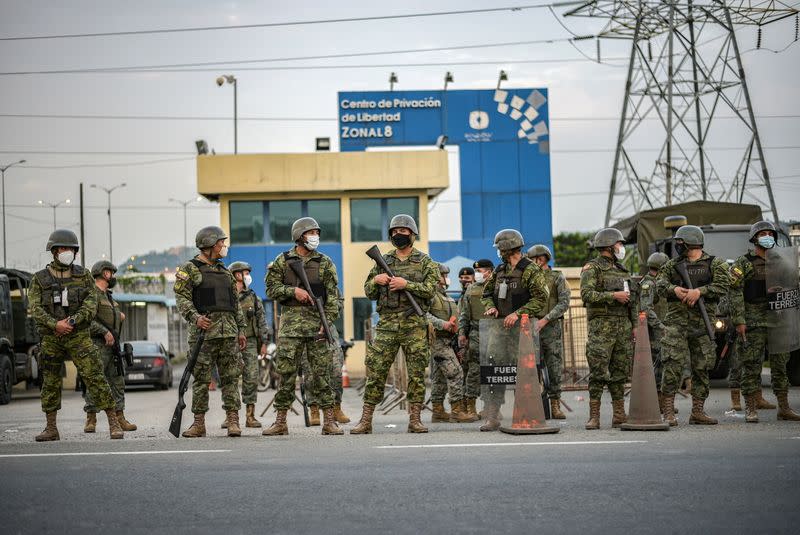 Soldados montan guardia en el exterior de una prisión donde reclusos fueron asesinados durante un motín que el gobierno describió como una acción concertada por organizaciones criminales, en Guayaquil, Ecuador.