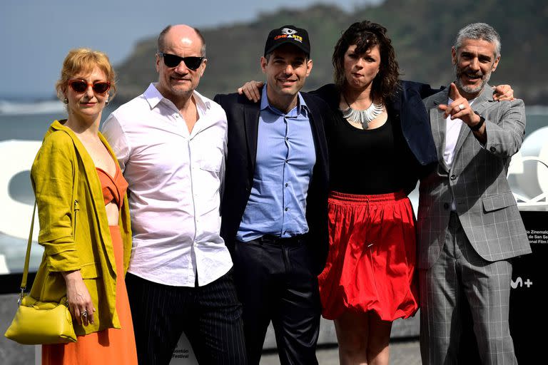 Los actores de Puan junto a los directores del film Benjamin Nashtat y María Alche