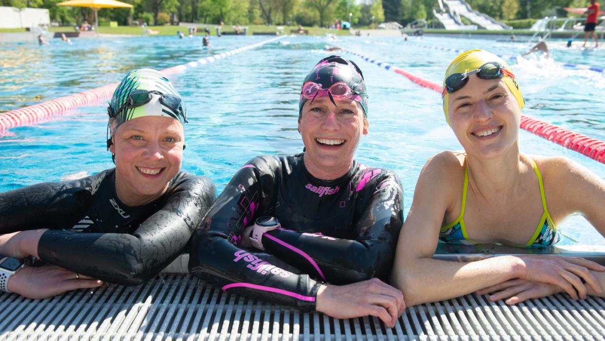 Saisoneröffnung: Die Schwimmerinnen Nena, Anja und Anja (v.l.) genießen das Wasser im Westbad in Nürnberg. Foto: Timm Schamberger