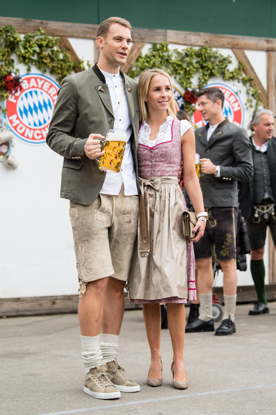 Manuel Neuer trug zwar Lederhosen, Janker und Hemd, bei der Wahl des Schuhwerks leistete sich der National-Torwart jedoch einen Fauxpas. Sneakers statt Haferlschuhe sind auch 2019 immer noch ein absolutes No-Go zur Tracht. Dafür machte seine Frau Nina im Dirndl alles richtig. (Bild: dpa)