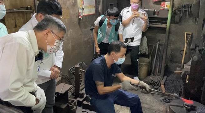 台北市長、台灣民眾黨主席柯文哲（左）觀摩傳統打鐵工藝技術。（吳佩蓉攝）