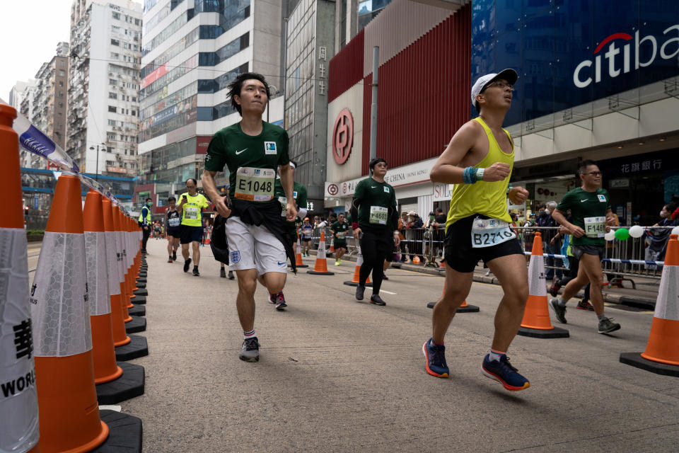 首五百米不用心急，慢慢順住人潮往前跑，不但可以避免受傷，也可令自己先放鬆心情，之後人逼人的情況紓緩，便再用均速向前跑。 (Photo by Ashley Chan/SOPA Images/LightRocket via Getty Images)