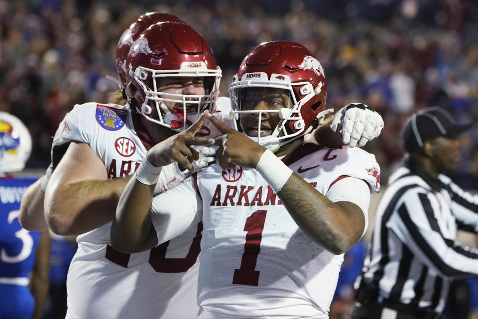 Rozgrywający z Arkansas, Kay Jefferson (1), wskazuje kibicom po strzeleniu gola przeciwko Kansas podczas pierwszej połowy meczu Liberty Bowl w futbolu uniwersyteckim NCAA w środę, 28 grudnia 2022 r., w Memphis, Tennessee.  (AP Photo/Rogelio V. Solis)