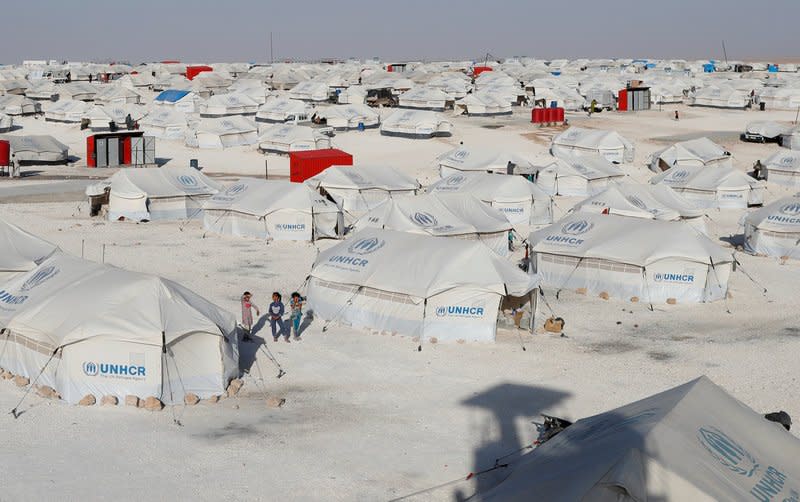 FILE PHOTO: Children walk at a camp for people displaced from fighting in the Islamic State stronghold of Raqqa, in Ain Issa, Syria June 14, 2017. REUTERS/Goran Tomasevic/File Photo