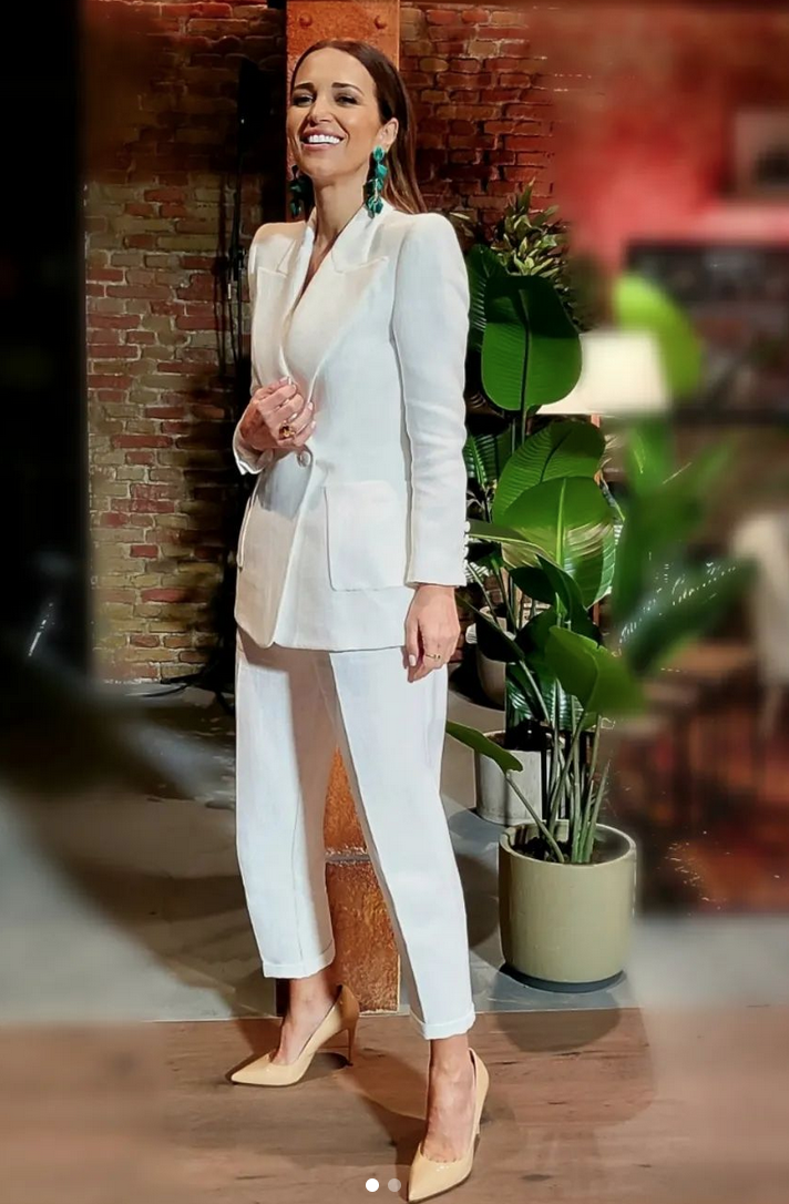 <p>Elegante y sofisticada lució la actriz española con este set blanco de pantalón y chaqueta, que combinó con hermosos aretes verdes y zapatos cremas de punta. </p>