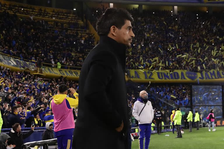 Boca Juniors' team coach Hugo Ibarra enters to the field before the Argentine Professional Football League Tournament 2022 match against Talleres de Cordoba at La Bombonera stadium in Buenos Aires, on July 16, 2022. (Photo by ALEJANDRO PAGNI / AFP)