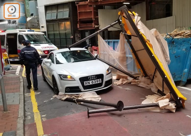 天降帳篷連支架擊中私家車。(蘇偉明攝)


