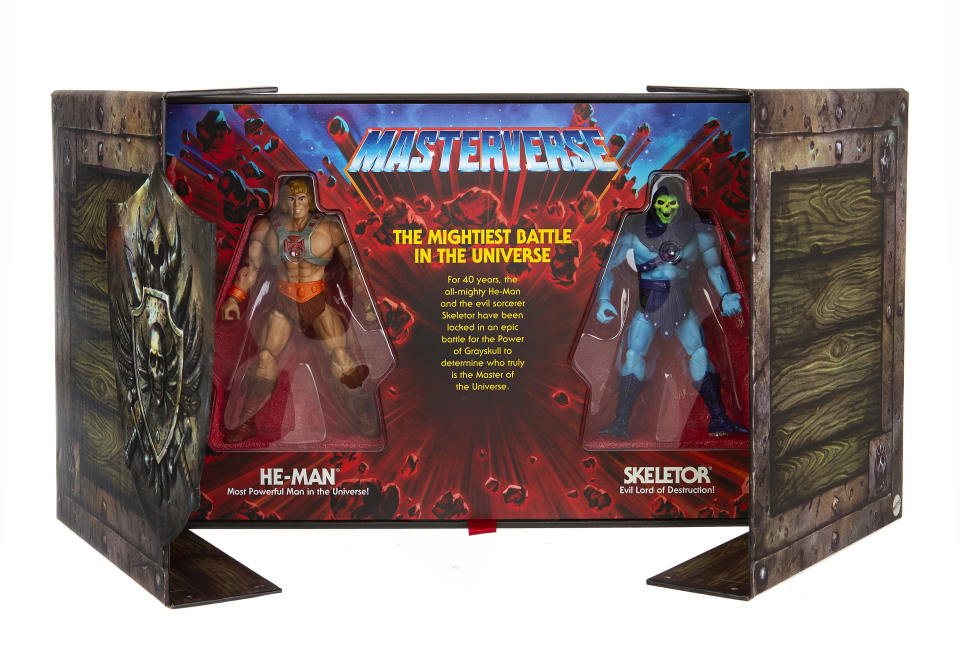 He-Man y Skeletor, parte de la colección del Amoverso de Mattel, en Nueva York, el 14 de julio de 2022. (Sonny Figueroa/The New York Times)
