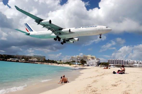 Cameraman captures 'insanely low' plane takeoff at Caribbean airport