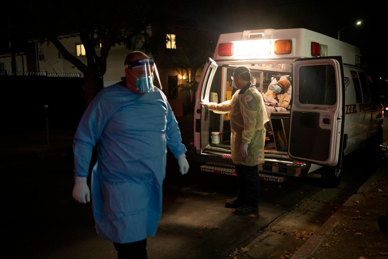 Llevan a un paciente en ambulancia a un asilo de ancianos en Hollywood, California, el 9 de diciembre de 2020. (Gabriella Angotti-Jones/The New York Times).