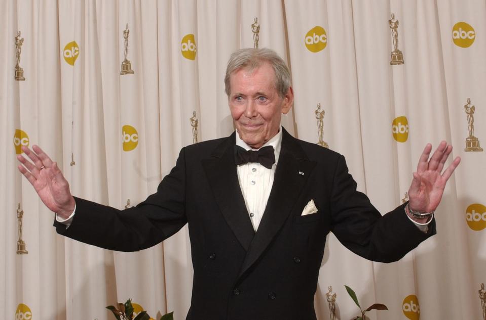 sir peter o'toole appears backstage without his oscar after receiving the academy award's honorary a