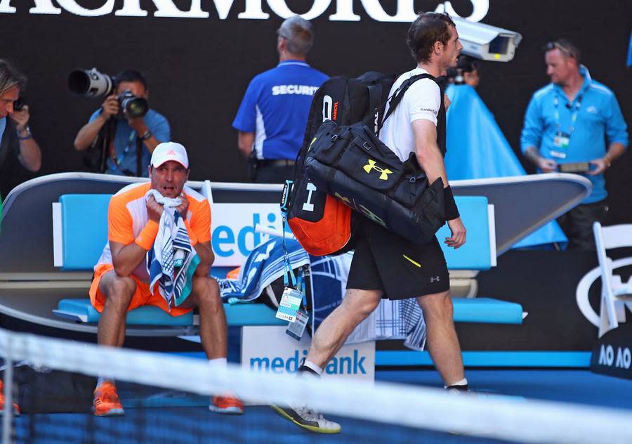 Während es der Sensationssieger noch immer nicht glauben kann, verlässt Murray enttäuscht die Rod-Laver-Arena