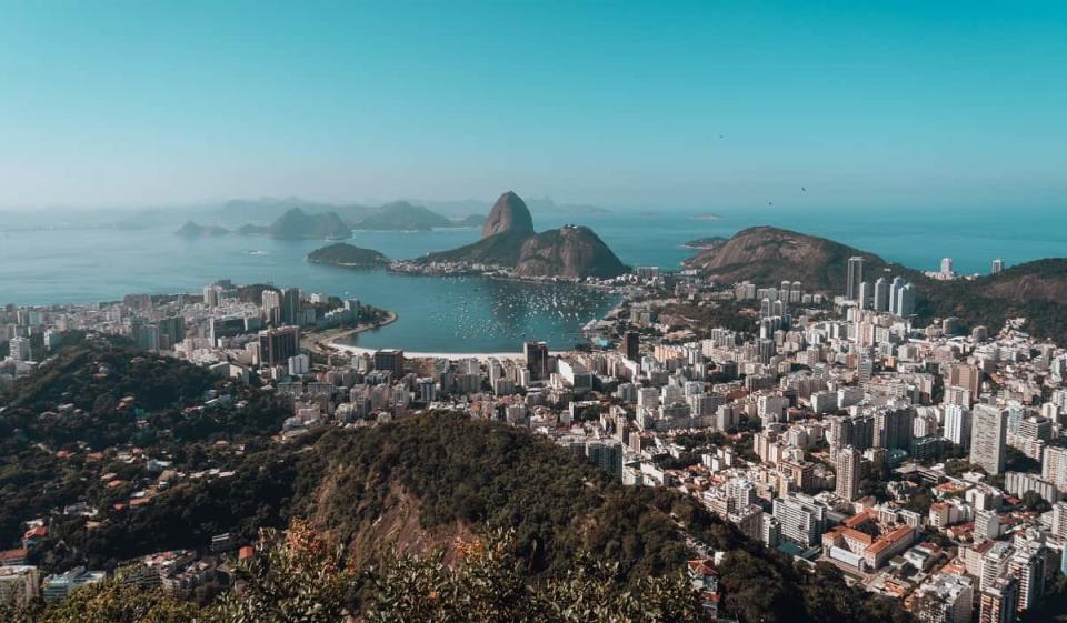 Panorámica de Rio de Janeiro en Brasil. Imagen cortesía de Freepik