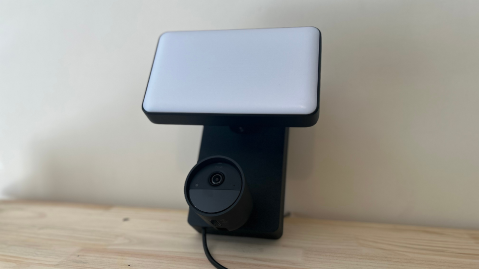 Philips Hue Secure Flood Light Camera