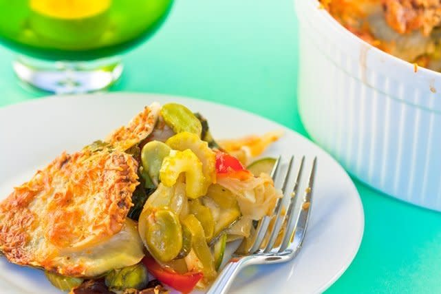 <strong>Get the <a href="http://www.ledelicieux.com/recipes/layered-potato-vegetable-casserole/" target="_blank">Layered Potato And Summer Vegetable Casserole recipe</a> from Delicieux</strong>