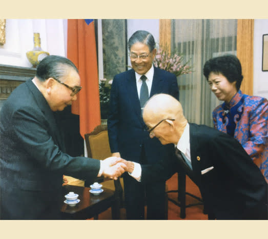 1985年11月5日獲頒一等卿雲勳章，父親李金龍觀禮，與蔣經國握手。（圖／擷取自總統府官網）