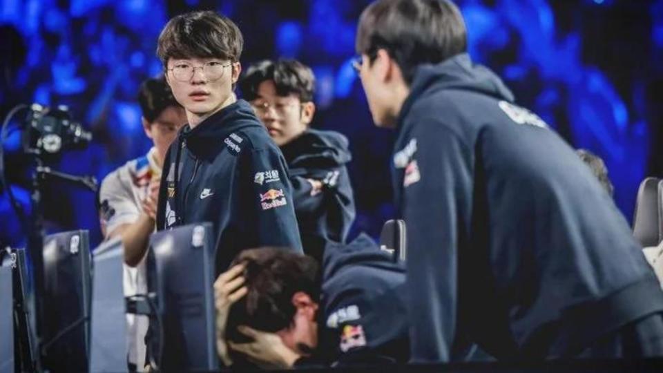 Heartbreak: Faker checks on his team as soon as they lost to DRX at the Worlds 2022 finals. (Photo: Riot Games)