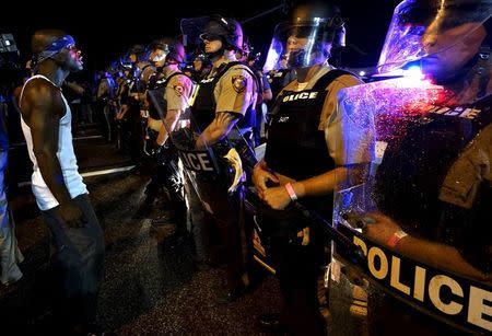 En Ferguson, Missouri, se dieron momentos de tensión entre la comnidad y la policía por el caso de brutalidad policiaca en el que murió Michael Brown. (Reuters)