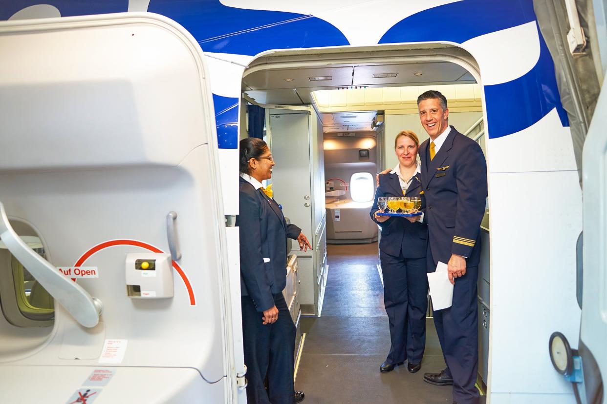 crew members on board of Boeing 747-400