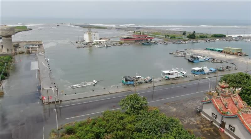 海水急速倒灌，從空拍畫面俯視，箔子寮漁港成了汪洋一片。(圖／雲林縣消防局提供)