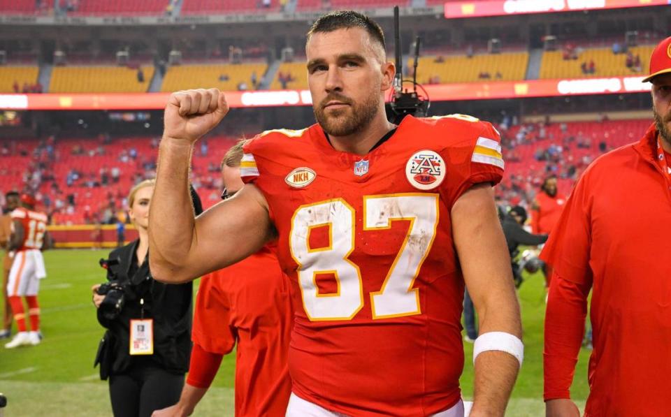 Kansas City Chiefs tight end Travis Kelce pumped his fist after his team beat the Los Angeles Chargers 31-17 at GEHA Field at Arrowhead Stadium in October. The teams face each other again on Sunday. Tammy Ljungblad/tljungblad@kcstar.com