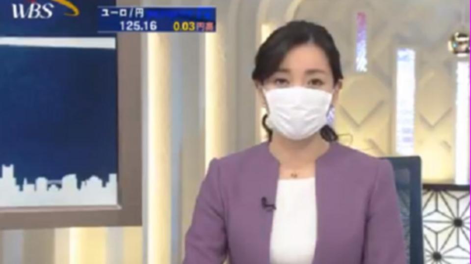 東京電視台主播戴上口罩播報新聞。（圖／翻攝自「FUKUDA MAKOTO」推特）