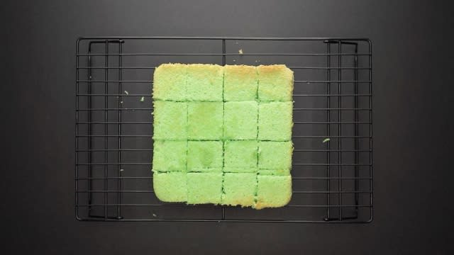 slice sponge cake into cube 