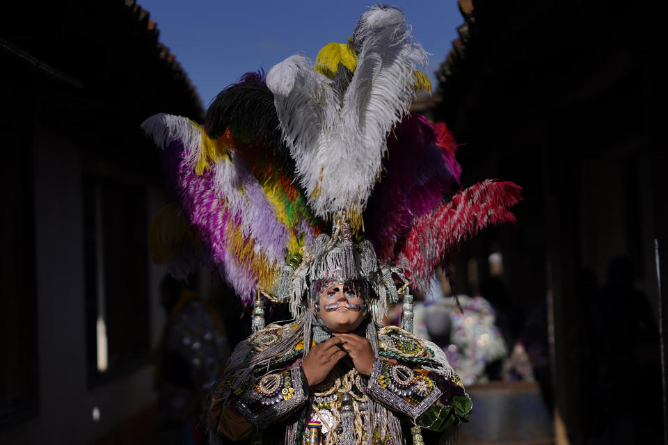 Un bailarín participa en una procesiópn en honor a San Tomás patrón de Chichicastenango en Guatemala, el 21 de diciembre de 2023. (Foto AP /Moises Castillo)