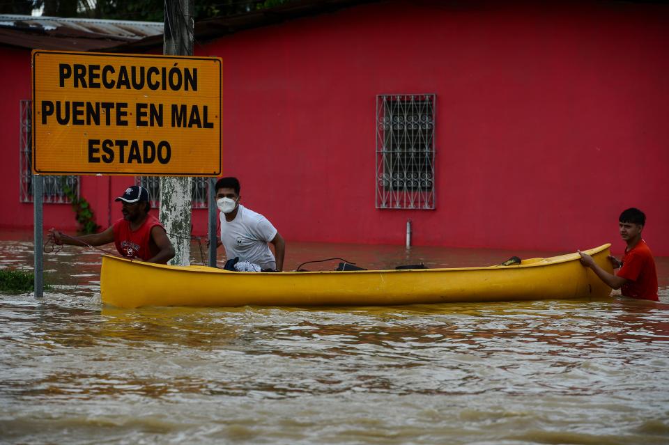 L’NHC prevede che Eta possa acquistare potenza sulle calde acque del Mar dei Caraibi, e che minaccerà il Messico sud-orientale nel fine settimana, quindi Cuba, Giamaica, Isole Cayman e il sud della Florida. In Guatemala, sono stati aperti rifugi per accogliere le vittime, come a Morales (nord-est). Allarme rosso anche in Honduras. (Photo by ORLANDO SIERRA/AFP via Getty Images)